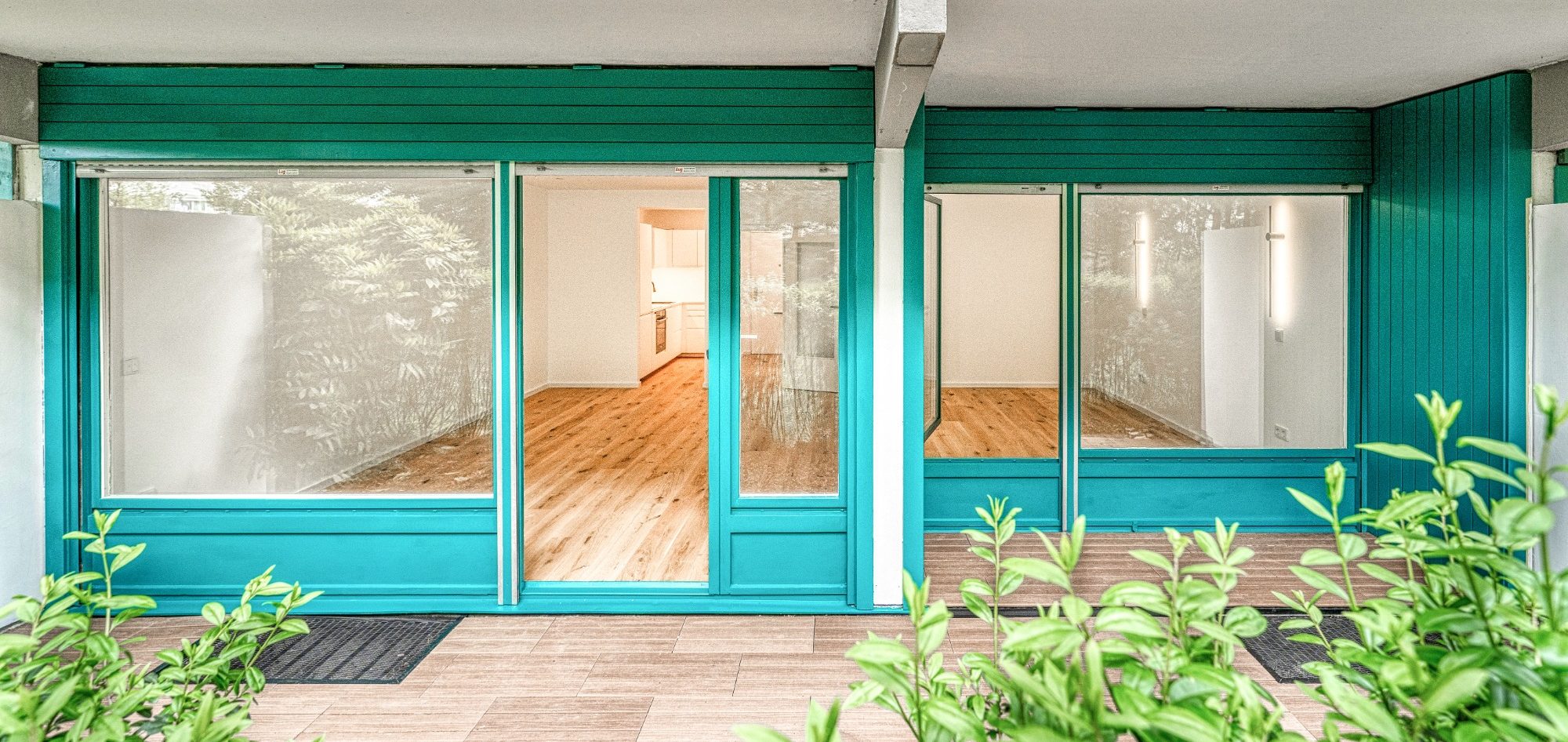 Moderner Fensteraustausch in München mit neuer Fensterfront und Schiebetür zur Terrasse