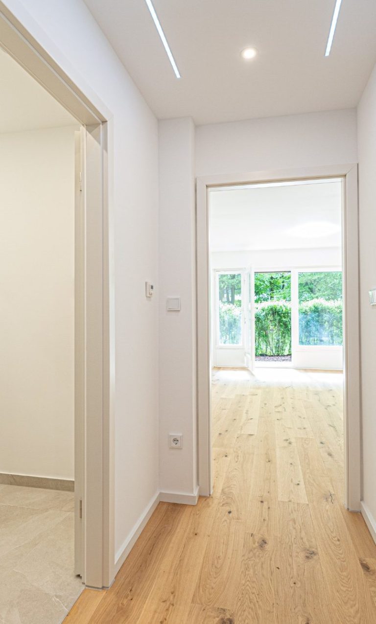 Wohnungssanierung in München mit modernem Flur, Eichenparkett und Blick in den Wohnbereich