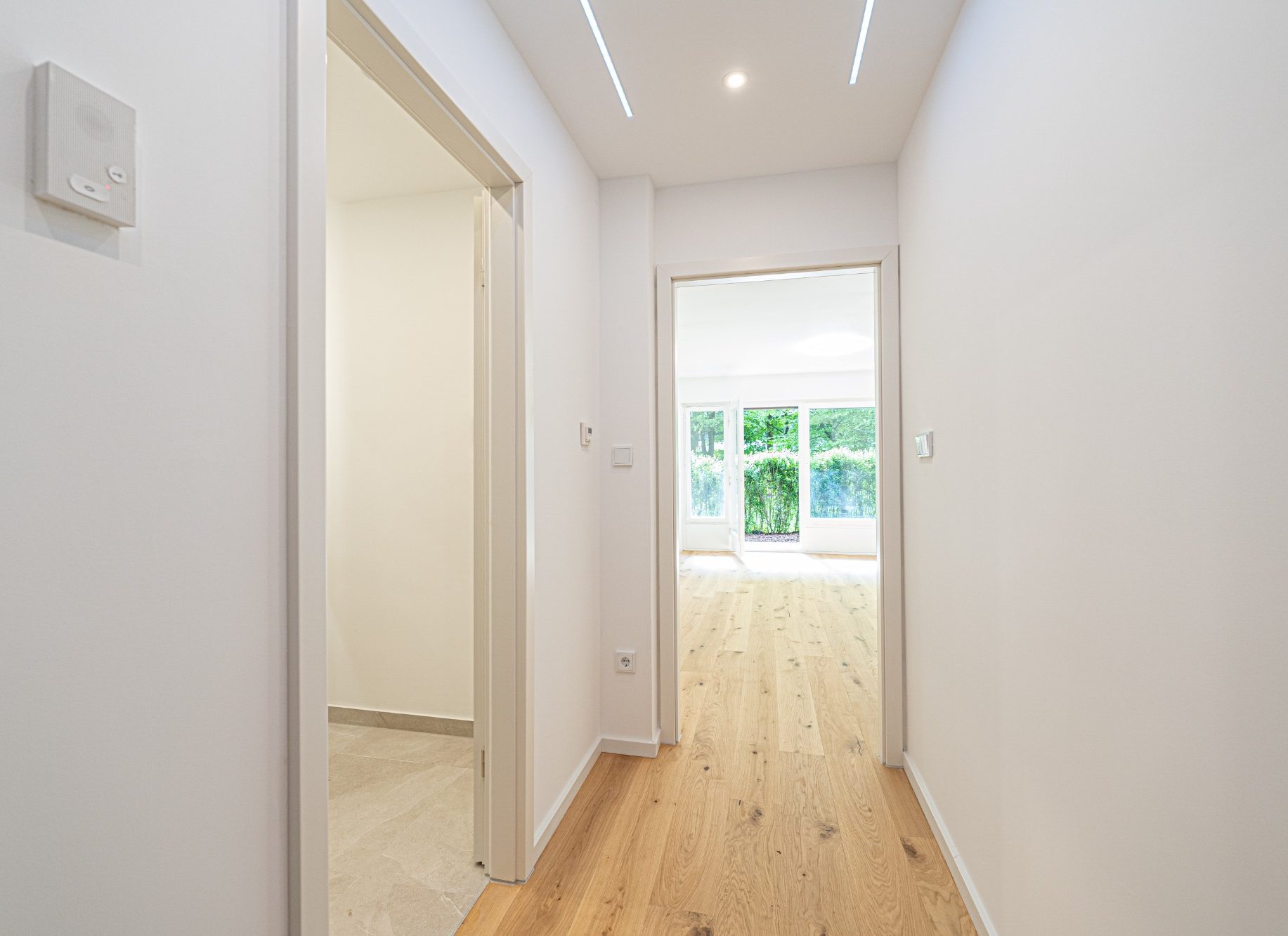 Wohnungssanierung München moderner Flur mit Eichenparkett und hochwertigem Innenausbau