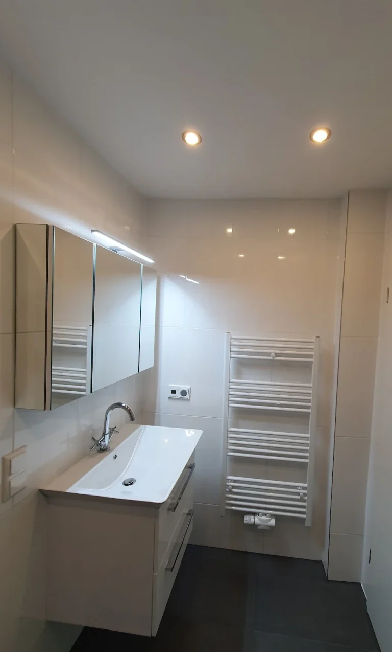 Badsanierung in München mit modernem Badezimmer, Doppelwaschbecken und Handtuchheizkörper