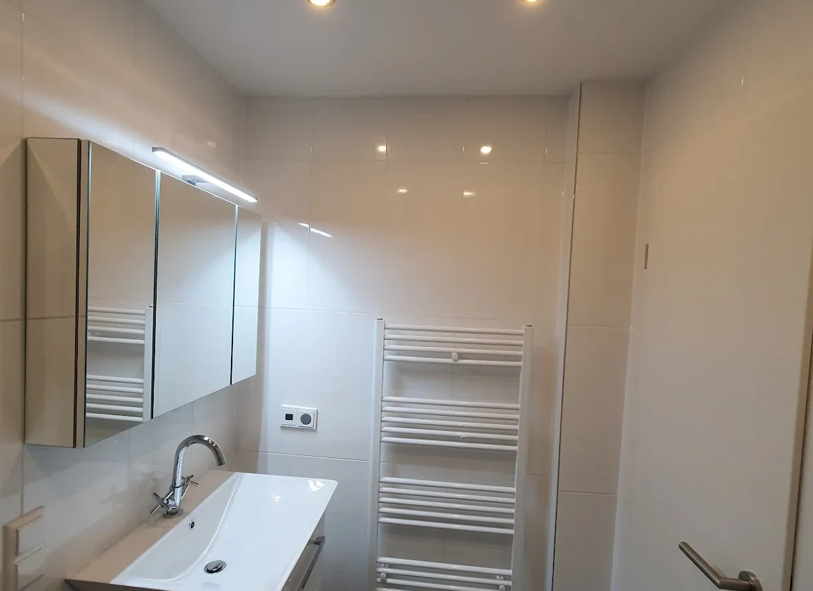 Modernes Badezimmer in München mit Deckenspots und integriertem Radio