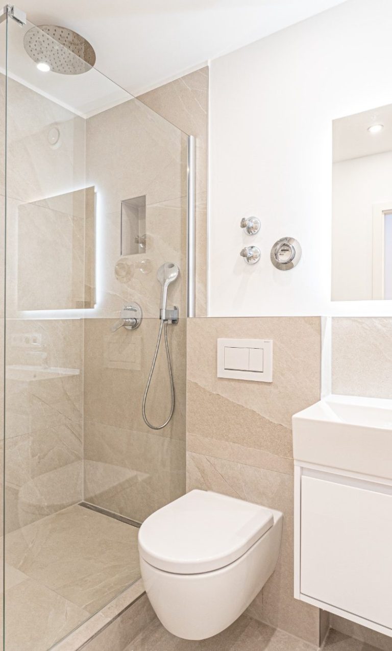 Modernes Bad München beige Fliesen Modernes Badezimmer in München mit hellen beigen Fliesen und Walk-in-Dusche